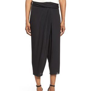 Black Tahari Jody Cropped Pant. Size M. New.